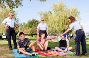 Paul Schott (Tim Wilde, l.), Nele Fehrenbach (Floriane Daniel, M.) und Julia Demmler (Wendy Güntensperger, r.) auf der Suche nach der Surfer-Clique "Böse Freunde": sie kontrollieren die jungen Surfer Miro (Aaron Röll, 2.v.l.), Leah (Maite Hapig, M. sitzend) und Tim (Adrian Bräuning, r.). Paul Schott (Tim Wilde, l.), Nele Fehrenbach (Floriane Daniel, M.) und Julia Demmler (Wendy Güntensperger, r.) auf der Suche nach der Surfer-Clique "Böse Freunde": sie kontrollieren die jungen Surfer Miro (Aaron Röll, 2.v.l.), Leah (Maite Hapig, M. sitzend) und Tim (Adrian Bräuning, r.).