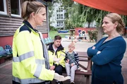 Nora (Tanja Wedhorn) und ihr Assistent Uwe (Andreas Birkner) wundern sich: Wegen einer blutigen Nase wurde der Krankenwagen von der Kitaleiterin (Inga Dietrich, re.) gerufen.