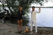 Nina und Luca können weder halbnackt noch in triefend nassen Klamotten zur Party zurückgehen. Sie versuchen also, ihre Kleidung möglichst schnell an einem Feuer zu trocknen. Auf einmal haben sie aber ein viel größeres Problem: Die letzte Fähre legt ohne sie ab. Sie müssen also die Nacht zusammen auf der Insel verbringen ... Nina und Luca können weder halbnackt noch in triefend nassen Klamotten zur Party zurückgehen. Sie versuchen also, ihre Kleidung möglichst schnell an einem Feuer zu trocknen. Auf einmal haben sie aber ein viel größeres Problem: Die letzte Fähre legt ohne sie ab. Sie müssen also die Nacht zusammen auf der Insel verbringen ...