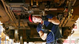 Die Arbeiter im Betriebswerk nahe des Münchener Hauptbahnhofs hantieren mit riesigen Bauteilen, Maschinen und Anlagen. Die Arbeiter im Betriebswerk nahe des Münchener Hauptbahnhofs hantieren mit riesigen Bauteilen, Maschinen und Anlagen.