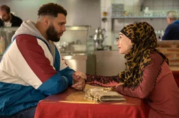 Patience Portefeux (Isabelle Huppert) mit einem ihrem Helfer (Mounir Kateb).