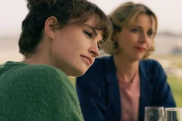 Ellie Appleton (Lily James, l.), Carol (Sophia Di Martino)  Die Verwendung des sendungsbezogenen Materials ist nur mit dem Hinweis und Verlinkung auf RTL+ gestattet.