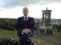 Den Deutschen Nils Michael hat der Dudelsack nach Schottland verschlagen.