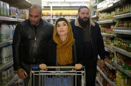Patience Portefeux (Isabelle Huppert) verwandelt sich in eine maghrebinische Drogenpatin.