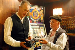 L-R: Schorsch (Karlheinz Hackl), Filmvorf&uuml;hrer Max (Peter Neubauer).