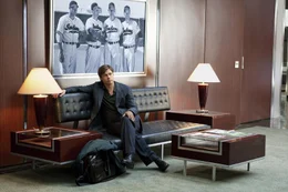 Als der ehrgeizige Teammanager Billy Beane (Brad Pitt) vergeblich versucht, an mehr Gelder f&uuml;r Neueink&auml;ufe zu kommen, besetzt er das Baseballteam mit Hilfe eines computergest&uuml;tzten Statistikverfahrens. Dabei verpflichtet er Spieler, die nach dem klassischen Auswahlverfahren durch den Rost fallen und deshalb g&uuml;nstig zu haben sind ...