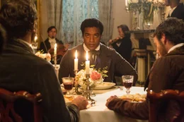 1841, Saratoga Springs, New York: Solomon Northup (Chiwetel Ejiofer) lebt als freier Afroamerikaner ein bescheidenes, aber komfortables Leben mit seiner Frau und seinen beiden Kindern. Doch dann wird er von zwei M&auml;nnern unter Drogen gesetzt, gefesselt und in die Sklaverei verkauft ...