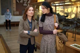 Patience Portefeux (Isabelle Huppert) spricht mit Hortense (Iris Bry)