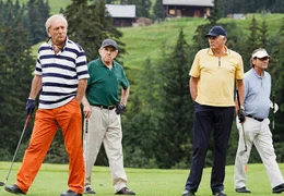 Emil Scheidegger (Klaus Wildbolz, 2.v. rechts) bittet seine Jugendfreunde Fritz (Walter Hess), Dieter (G&uuml;nther Maria Halmer, links) und Bruno (Herbert Leiser, rechts), ihn auf seiner letzten Reise zu begleiten.