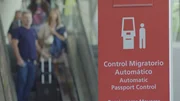 Am Flughafen von Santiago de Chile nutzen Passagiere die automatische Passkontrolle - Routine und Sicherheit gehen hier Hand in Hand.