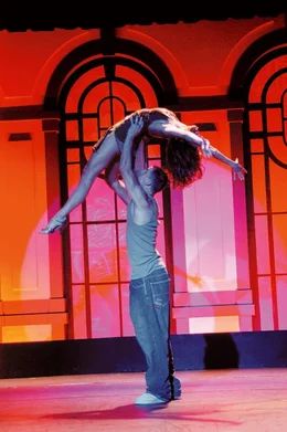 Trotz ihrer v&ouml;llig unterschiedlichen Herkunft und Lebenseinstellung gelingt es Tyler (Channing Tatum, stehend) und Nora (Jenna Dewan, schwebend) eine Choreographie zu erarbeiten, die ihre beiden unterschiedlichen Tanzstile zusammenf&uuml;hrt ...