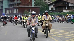 Einmal jeden Sommer kommen mehr als zweitausend Mofa- und Mopedfahrer zum verr&uuml;cktesten Zweitakt-Event Europas in die Idylle der Tiroler Alpen und machen das &Ouml;tztal unsicher.