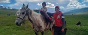 Atabek Turdakunov und sein achtj&auml;hriger Sohn.