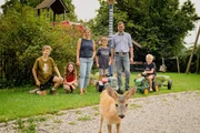 Der Biohof Wachinger in Pliening ist ein echter Familienbetrieb: Katharina und Johannes Wachinger mit ihren vier Kinder Lorenz, Sixtus, Genoveva und Johannes.