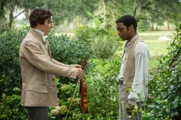 Als der freie Afroamerikaner Solomon Northup (Chiwetel Ejiofor, r.) in die Sklaverei verkauft wird, landet er zuerst bei dem verh&auml;ltnism&auml;&szlig;ig friedlichen Sklavenh&auml;ndler William Ford (Benedict Cumberbatch, l.), doch dieser verkauft ihn bald weiter an den sadistischen Edwin Epps ...