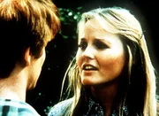 Ben Walton (Eric Scott, l.) hat heimlich geheiratet. Seine Frau Cindy (Leslie Winston, r.) hat noch Bedenken, ob die Waltons sie wirklich vorbehaltlos aufnehmen werden ...
