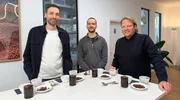 Kostprobe f&uuml;r den Vorkoster (r.). Benedikt Heitmann (l.) und Tillman Hoheisel (m.) pr&uuml;fen beim sogenannten Cupping das Ergebnis ihrer Kaffeer&ouml;stung und erkl&auml;ren Bj&ouml;rn Freitag (r.) worauf sie dabei achten.
