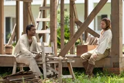 Nach zw&ouml;lf Jahren Gefangenschaft in der Sklaverei sch&ouml;pft der in die Sklaverei verschleppte Afroamerikaner Solomon (Chiwetel Ejiofor, l.) Hoffnung auf Freiheit, als der kanadische Sklavereigegner Bass (Brad Pitt, r.) auf der Plantage seines Sklaventreibers auftaucht ...