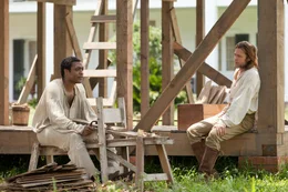 Nach zw&ouml;lf Jahren Gefangenschaft in der Sklaverei sch&ouml;pft der in die Sklaverei verschleppte Afroamerikaner Solomon (Chiwetel Ejiofor, l.) Hoffnung auf Freiheit, als der kanadische Sklavereigegner Bass (Brad Pitt, r.) auf der Plantage seines Sklaventreibers auftaucht ...