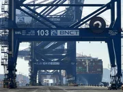 Busan &ndash; Chinesische Containerkr&auml;ne in einem der zentralen H&auml;fen des Welthandels &ndash; die Verflechtung des Welthandels mit China ist kaum aufl&ouml;sbar.