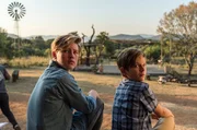 Die Ranch ist für sie ungewohntes Terrain: Anton (Liam Bosman) und sein jüngerer Bruder Linus (Finn Kenny, re.) sind Stadtkinder. Die Ranch ist für sie ungewohntes Terrain: Anton (Liam Bosman) und sein jüngerer Bruder Linus (Finn Kenny, re.) sind Stadtkinder.