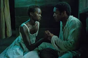 Unter dem brutalen und sadistischen Sklaventreiber Edwin Epps verlieren Patsy (Lupita Nyong'o, l.), die von Epps immer wieder brutal vergewaltigt wird, und Solomon (Chiwetel Ejiofor, r.), der einst ein freier Mann war, jeglichen Willen zum &Uuml;berleben. Nur der Gedanke an seine Ehefrau und Kinder treibt Solomon an, weiter zu k&auml;mpfen ...