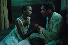 Unter dem brutalen und sadistischen Sklaventreiber Edwin Epps verlieren Patsy (Lupita Nyong'o, l.), die von Epps immer wieder brutal vergewaltigt wird, und Solomon (Chiwetel Ejiofor, r.), der einst ein freier Mann war, jeglichen Willen zum &Uuml;berleben. Nur der Gedanke an seine Ehefrau und Kinder treibt Solomon an, weiter zu k&auml;mpfen ...