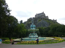 Edinburgh Castle ist das Wahrzeichen der Stadt.