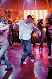 Mit Leuten, die in Strumpfhosen adrett &uuml;ber die B&uuml;hne hopsen, hatte Tyler Gage (Channing Tatum, M.) bisher &uuml;berhaupt nichts am Hut; er &uuml;bt sich lieber im Hip Hop. Doch dann lernt er die attraktive Ballettelevin Nora Clark kennen ...