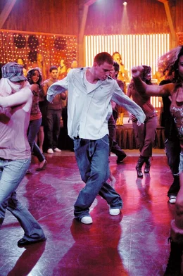 Mit Leuten, die in Strumpfhosen adrett &uuml;ber die B&uuml;hne hopsen, hatte Tyler Gage (Channing Tatum, M.) bisher &uuml;berhaupt nichts am Hut; er &uuml;bt sich lieber im Hip Hop. Doch dann lernt er die attraktive Ballettelevin Nora Clark kennen ...