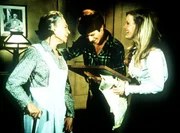 Gro&szlig;mutter (Ellen Corby, l.) hat Cindy (Leslie Winston, r.) und Ben (Eric Scott, M.) ein Hochzeitsgeschenk &uuml;berreicht, um zu beweisen, dass keiner der Waltons dem jungen Paar gegen&uuml;ber Vorurteile hat.