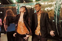 Noras beste Freundin Lucy (Drew Sidora, l.) hat endlich Gl&uuml;ck in der Liebe: Miles (Mario, r.) ...