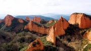 Die Landschaft im kastilischen Las Médulas war einst eine römische Goldmine. Die Landschaft im kastilischen Las Médulas war einst eine römische Goldmine.