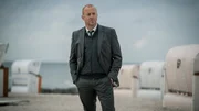 Kessler (Heino Ferch) ist nach einigen Jahren wieder wegen eines Falles an der Ostsee. Kessler (Heino Ferch) ist nach einigen Jahren wieder wegen eines Falles an der Ostsee.