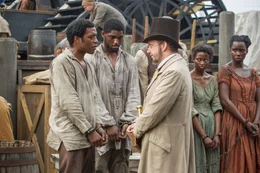 Der einst freie Mann Solomon Northup (Chiwetel Ejiofor, l.) wird verschleppt, seiner Identit&auml;t beraubt und von dem Sklavenh&auml;ndler Theophilus Freeman (Paul Giamatti, r.) in die Sklaverei verkauft ...