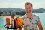 Sprühen, cremen, rollen – und das am besten 365 Tage im Jahr? Der Markt für Sonnencremes wurde in den vergangenen Jahren regelrecht geflutet mit Produkten, die alle unterschiedliche Versprechungen machen. Gleichzeitig gibt die deutsche Krebshilfe an, dass in Deutschland jedes Jahr mehr als 350.000 Menschen an Hautkrebs erkranken. Daniel Aßmann kämpft sich durch den Sonnenschutz-Dschungel und stellt die entscheidende Frage: Wie viel muss guter Sonnenschutz wirklich kosten? Außerdem möchte er u.a. herausfinden, ob das Discounterprodukt vielleicht mehr kann als das Markenprodukt. Sprühen, cremen, rollen – und das am besten 365 Tage im Jahr? Der Markt für Sonnencremes wurde in den vergangenen Jahren regelrecht geflutet mit Produkten, die alle unterschiedliche Versprechungen machen. Gleichzeitig gibt die deutsche Krebshilfe an, dass in Deutschland jedes Jahr mehr als 350.000 Menschen an Hautkrebs erkranken. Daniel Aßmann kämpft sich durch den Sonnenschutz-Dschungel und stellt die entscheidende Frage: Wie viel muss guter Sonnenschutz wirklich kosten? Außerdem möchte er u.a. herausfinden, ob das Discounterprodukt vielleicht mehr kann als das Markenprodukt.