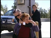 Dane Travis (Robert Culp, l.) glaubt, dass Steve (Barry Van Dyke, M.) der unbekannte Attent&auml;ter ist. Doch Jesse (Charlie Schlatter, r.) wei&szlig;, dass dies nicht stimmt.