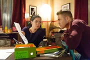 Sina (Valea Katharina Scalabrino) bef&uuml;rchtet, dass Bambi (Benjamin Heinrich) von Ringo &uuml;ber den Tisch gezogen wird und macht ihn auf Ungereimtheiten in der Party-Abrechnung aufmerksam.
