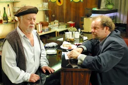 L-R: Filmvorf&uuml;hrer Max (Peter Neubauer), Kommissar M&uuml;ller (Gottfried Breitfuss).