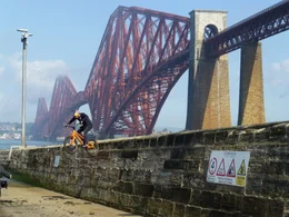 Eine der leichteren &Uuml;bungen f&uuml;r Trial-Biker Danny MacAskill: ein Sprung von der Mole unterhalb der Forth Bridge.
