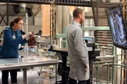Brennan (Emily Deschanel) und Dr. Oliver Wells (Brian Klugman) untersuchen den abgetrennten Sch&auml;del des Opfers. Handelt es sich um den Kopf der Leiche, die enthauptet aufgefunden wurde?