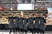 Die franz&ouml;sische Nationalmannschaft nach dreieinhalb Stunden Wettkampf vor ihrem Spezialit&auml;tenbuffet