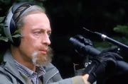 Georg Busch (Wilfried Hochholdinger) alias "Mister Radio" verübt mit selbst gebastelten Bomben Anschläge auf die Pipelines des Mineralölkonzerns Accon. Georg Busch (Wilfried Hochholdinger) alias "Mister Radio" verübt mit selbst gebastelten Bomben Anschläge auf die Pipelines des Mineralölkonzerns Accon.