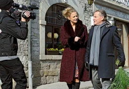Die Boulevardreporterin Caroline B&auml;chle (Barbara Sch&ouml;neberger) trifft den Fernsehstar Peter Lindburg (Fritz Wepper) zum Exklusiv-Interview.
