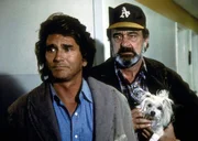 Jonathan (Michael Landon, l.) und Mark (Victor French, r.) wollen Wallys Hund Long John Silver dem kranken Stevie bringen. Jonathan (Michael Landon, l.) und Mark (Victor French, r.) wollen Wallys Hund Long John Silver dem kranken Stevie bringen.