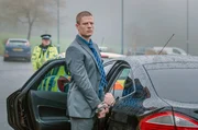 Tommy (James Norton, Mi.) erhält die Möglichkeit, an der Beerdigung seiner Mutter teilzunehmen – doch auch Catherine erscheint und bringt ihn aus der Fassung. Tommy (James Norton, Mi.) erhält die Möglichkeit, an der Beerdigung seiner Mutter teilzunehmen – doch auch Catherine erscheint und bringt ihn aus der Fassung.