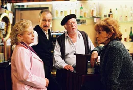 L-R: Lotte (Brigitte Kren), Schorsch (Karlheinz Hackl), Filmvorf&uuml;hrer Max (Peter Neubauer), Hermine (Gertraud Jesserer)