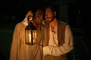 Der sadistische Plantagenbesitzer und Sklaventreiber Edwin Epps (Michael Fassbender, r.) bezeichnet sich selbst als "Nigger Brecher", einen Namen, den seine Sklaven, wie der in die Sklaverei verschleppte Solomon (Chiwetel Ejiofor, l.), am eigenen Leib zu sp&uuml;ren bekommen ...