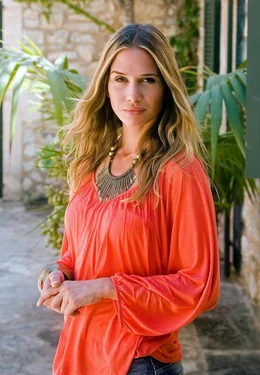 Ricarda (Nadeshda Brennicke) ist eine unkonventionelle Schauspielerin.