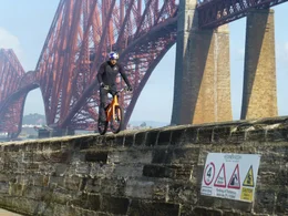 Die Molen unterhalb der Forth Bridge sind ideales Trainingsterrain f&uuml;r YouTube-Star Danny MacAskill